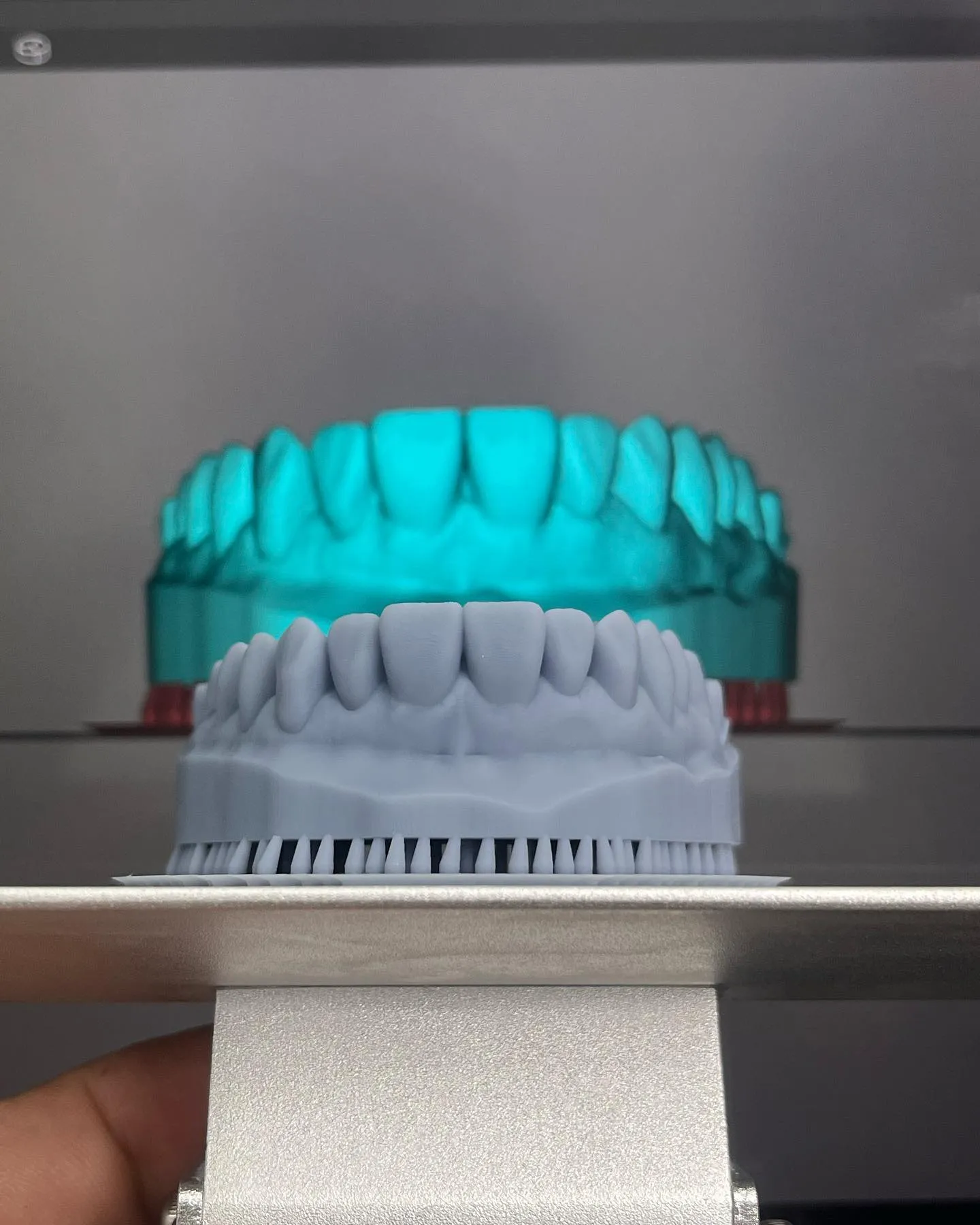Bastidores: modelo em processo no laboratório